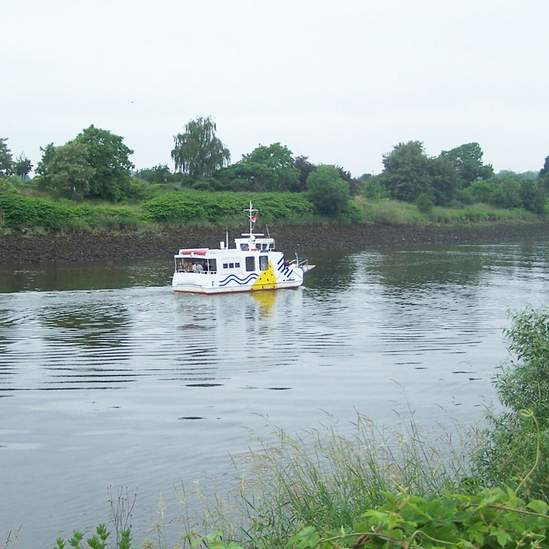 Eine Fähre auf der Weser
